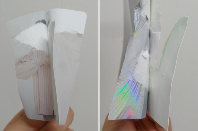 양면 비닐 코팅된 포토카드(왼쪽 사진)와 한 면만 코팅된 포토카드 보관용 홀더(오른쪽)를 비교해봤다. 표면만 보면 반짝거리는 홀로그램이 인쇄된 카드 홀더가 더 재활용 안 될 것 같지만, 코팅이 한쪽에만 되어 있어서 비교적 재활용이 잘된다. 분리된 비닐은 따로 모아 연료로 태우는데, 이 역시도 안 쓰는 게 최선이다. 김현종 기자