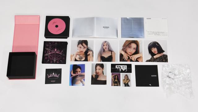 블랙핑크의 음반 '더 앨범'을 펼쳐놓았다. 포장재를 포함해 총 18개의 구성품으로 이뤄져 있다.
