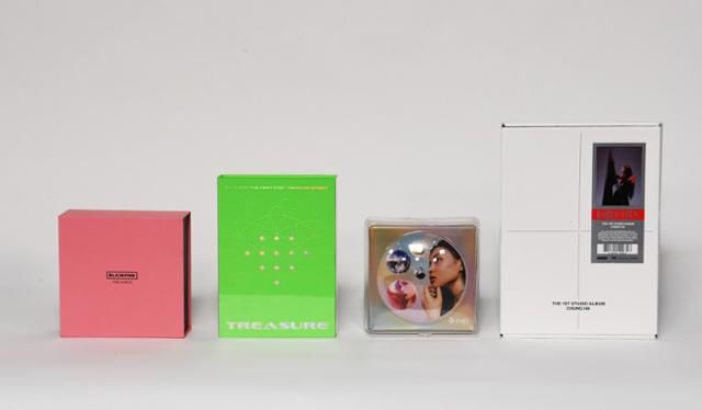 올해 상반기 판매량 상위 50개 음반 중 포장 부피가 크거나 재질이 특이한 음반을 모아봤다. 왼쪽부터 블랙핑크 1집 '더 앨범(The Album)', 트레저의 1집 '트레저 이펙트', 이하이의 3집 '포 온리(4 Only)', 청하 1집 '케렌시아(Querencia)'다. 배우한 기자