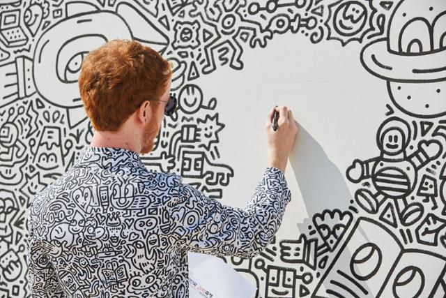 미스터 두들이 작업하고 있는 모습. 그는 마음 내키는 대로 거침없이 선을 그어 내려가며 그림을 완성하는 것으로 유명하다. 롯데 애비뉴엘 아트홀 제공