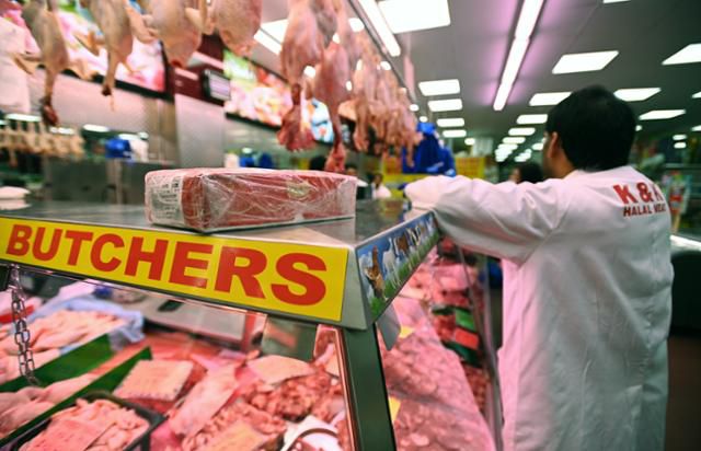 지난달 14일 영국 런던의 한 정육점에 판매용 고기가 진열돼 있다. 런던=EPA 연합뉴스