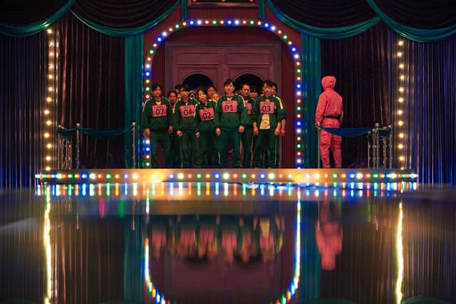 '오징어 게임'석 투명 다리 건너기 게임 장면. 넷플릭스 제공