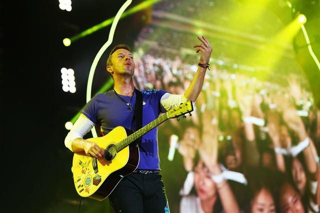 영국 록밴드 콜드플레이의 2017년 내한 공연 모습. 보컬인 크리스 마틴이 관객의 호응을 이끌고 있다. 현대카드 제공