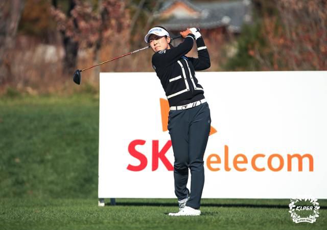 박민지가 12일 강원 춘천시 라비에벨 컨트리클럽에서 열린 한국여자프로골프 KLPGA투어 SK텔레콤 챔피언십 2021 2라운드 경기 1번홀에서 티샷을 치고 있다. KLPGA 제공