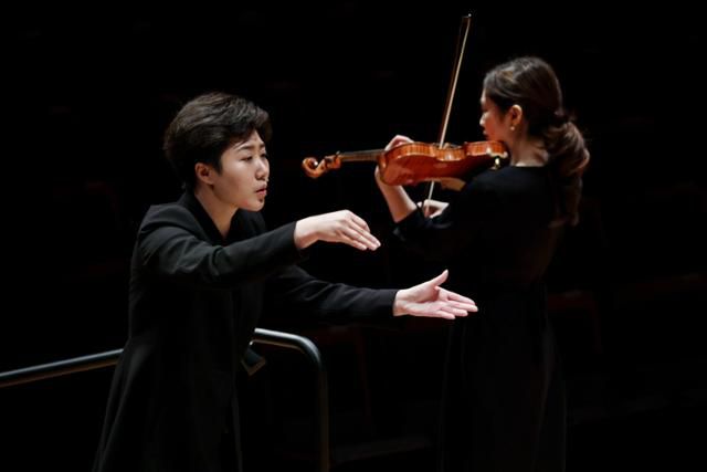 12일 오후 서울 예술의전당에서 개최된 'KSO 국제지휘콩쿠르' 2차 본선에서 중국 출신의 지휘자 리한 수이(왼쪽)가 시벨리우스의 바이올린 협주곡을 지휘하고 있다. 코심 제공