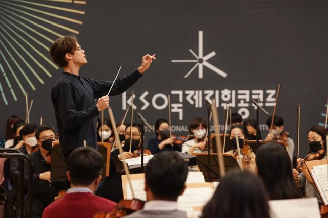 'KSO지휘콩쿠르' 결선에 진출한 미국 출신 지휘자 엘리아스 피터 브라운(왼쪽)이 대회에서 코리안심포니오케스트라 단원들과 과제곡을 연주하고 있다. 코심 제공