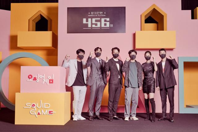 '오징어 게임'에 출연한 이정재 박해수 위하준 정호연 허성태와 황동혁(오른쪽 세 번째) 감독이 제작발표회에서 사진 촬영을 위해 포즈를 취하고 있다. 넷플릭스 제공