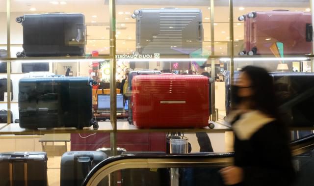 지난 21일 오후 서울 시내 한 백화점 가방 브랜드 매장에 여행용 캐리어가 진열돼 있다. 뉴시스