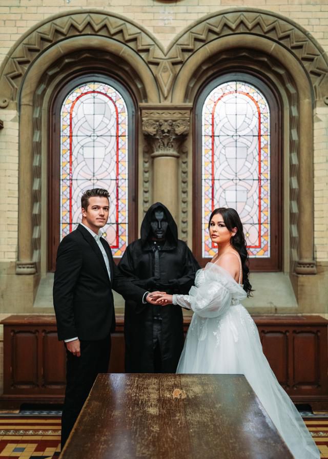 캐나다에 사는 패트릭·니나 플루와 부부가 한국 드라마 '오징어 게임' 콘셉트로 결혼 기념 촬영을 하고 있다. 부부 제공