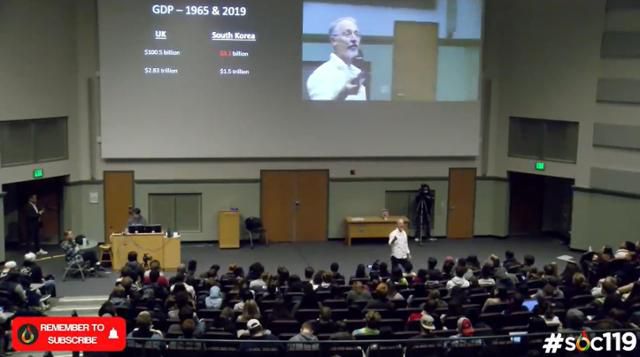 미국 펜실베이니아 주립대의 샘 리처드 교수가 그룹 방탄소년단과 한류를 소재로 한국의 소프트파워에 대해 강의하고 있다. 'soc119' 강의 영상 캡처