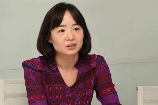 '2021 코라시아포럼'에 참가한 최은영 작가가 지난 7월 서울의 한국일보 본사에서 인터뷰하고 있다. 한지은 인턴기자