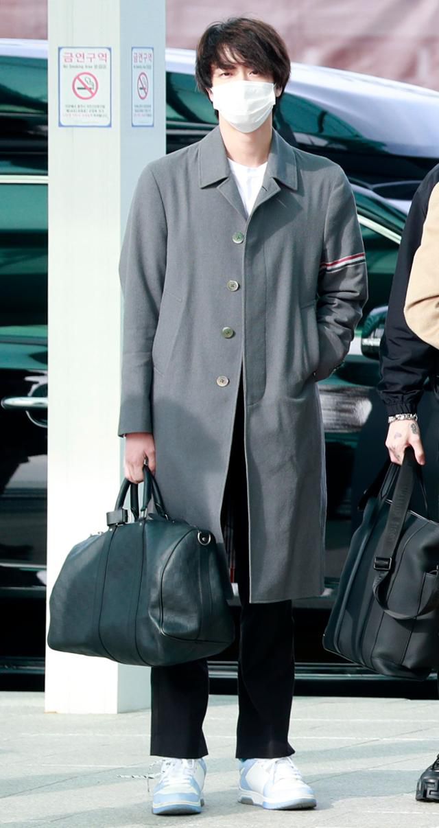 지난 17일 오후 인천국제공항을 통해 미국 LA로 출국한 방탄소년단 진. 뉴스1