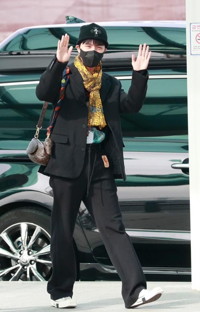 지난 17일 오후 인천국제공항을 통해 미국 LA로 출국한 방탄소년단 제이홉. 뉴스1