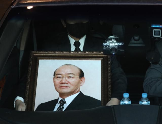 27일 오전 서울 서대문구 신촌세브란스병원 장례식장에서 11·12대 대통령을 지낸 전두환씨의 발인이 진행되고 있다. 뉴스1