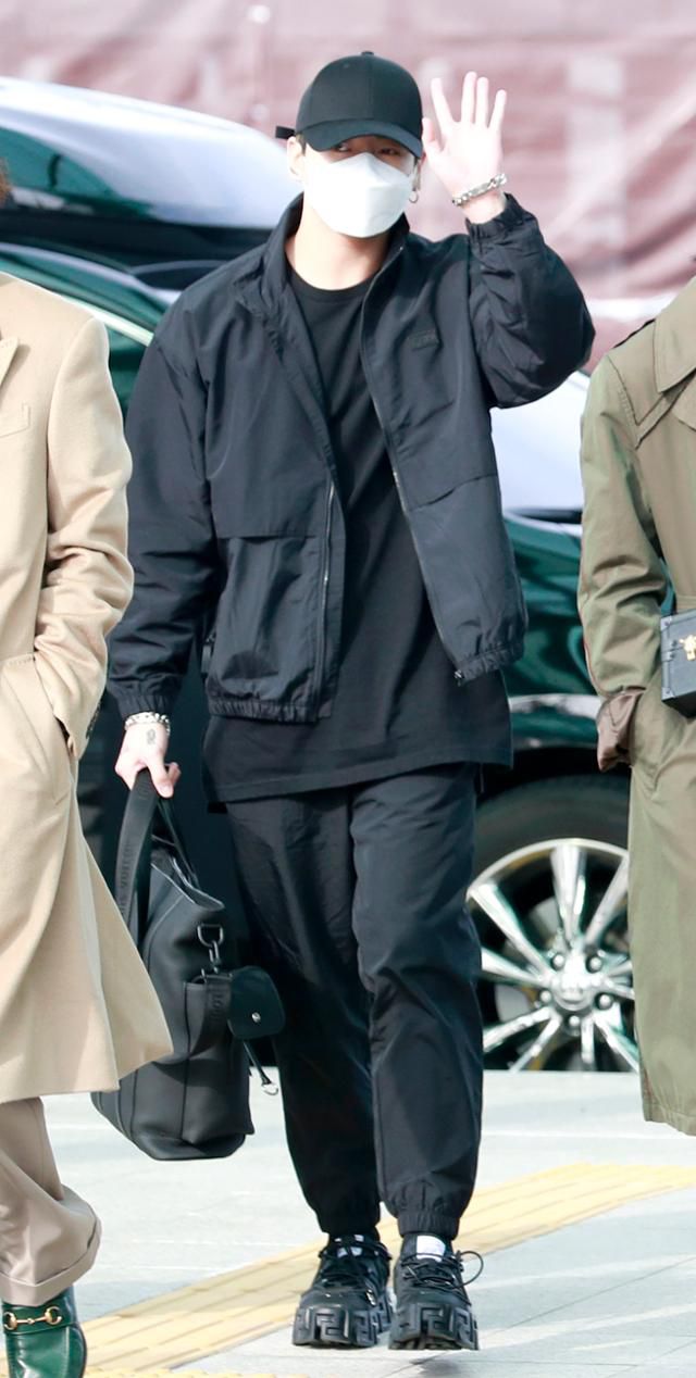지난 17일 오후 인천국제공항을 통해 미국 LA로 출국한 방탄소년단 정국. 뉴스1