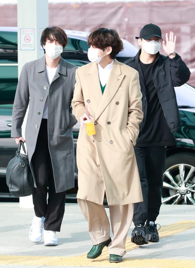 지난 17일 오후 인천국제공항을 통해 미국 LA로 출국한 방탄소년단 뷔. 뉴스1