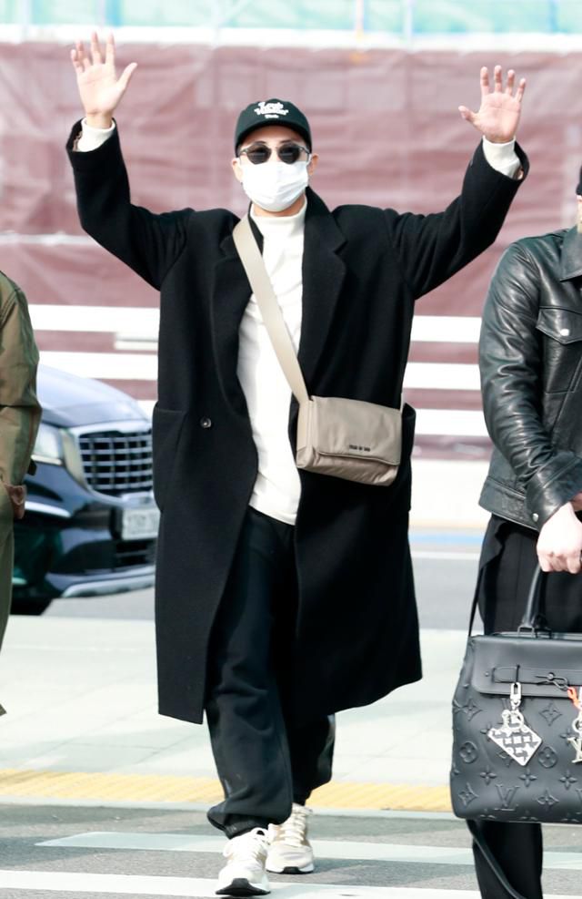 지난 17일 오후 인천국제공항을 통해 미국 LA로 출국한 방탄소년단 RM. 뉴스1