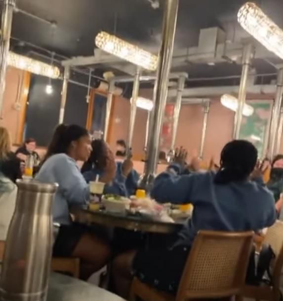 미국 로스앤젤레스 한인타운에 있는 한 곱창집에서 방탄소년단(BTS) 팬들이 식사를 즐기고 있다. 사회관계망서비스(SNS) 캡처