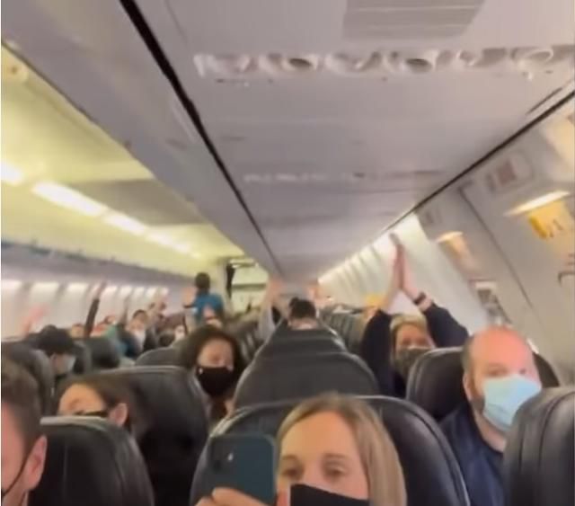 미국 시카고에서 로스앤젤레스로 향하는 한 항공기 안에서 방탄소년단(BTS)의 곡이 나오자 일부 팬들이 팔을 들고 박수를 치고 있다. 사회관계망서비스(SNS) 캡처