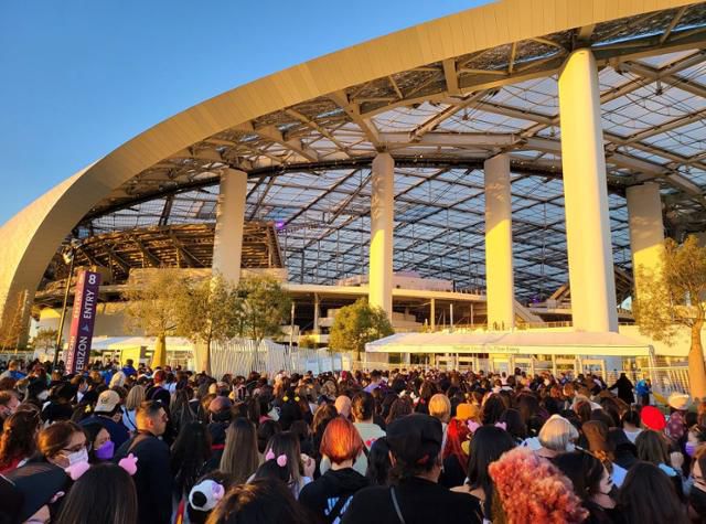 27일(현지시간) 미국 로스앤젤레스 소파이 스타디움에서 열린 'BTS 퍼미션 투 댄스 온 스테이지' 공연장에 몰린 관객들. 독자 제공