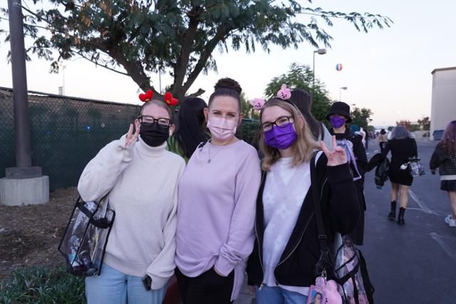 27일(현지시간) 방탄소년단의 콘서트 개막을 앞두고 공연장인 소파이 스타디움 입구에서 '아미' 모녀가 포즈를 취하고 있다. 프레즈노에서 왔다는 안젤라(가운데) 사만사(왼쪽), 메간씨. 연합뉴스