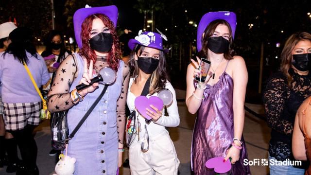 27일(현지시간) 미국 로스앤젤레스 소파이 스타디움에서 열린 방탄소년단의 대면 콘서트에서 관객들이그룹 응원봉인 '아미밤' 등을 들고 서 있다. 소파이스타디움 사회관계망서비스 캡처