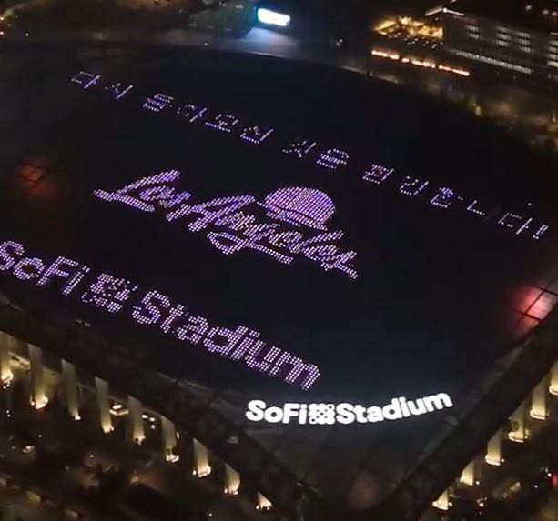 그룹 방탄소년단이 27일부터 공연할 미국 로스앤젤레스 소파이스타디움 천장 스크린에 뜬 한국어 축하 문구. 이 곳은 미국 프로풋볼 로스앤젤레스 램스와 로스앤젤레스 차저스의 홈구장이다. 내년 슈퍼볼이 이 경기장에서 열린다. 소파이스타디움 사회관계망서비스 캡처