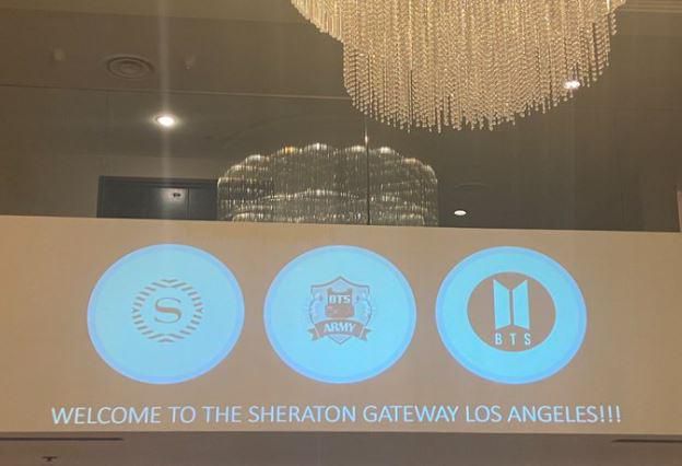 미국 로스앤젤레스 쉐라톤호텔 로비 난간에 방탄소년단 팬인 아미의 방문을 환영하는 내용의 문구가 조명으로 빛나고 있다. 공연장에서 차량으로 10분여 거리에 있는 작은 호텔은 1박 숙박비가 최저 41만 원이었다. 독자제공