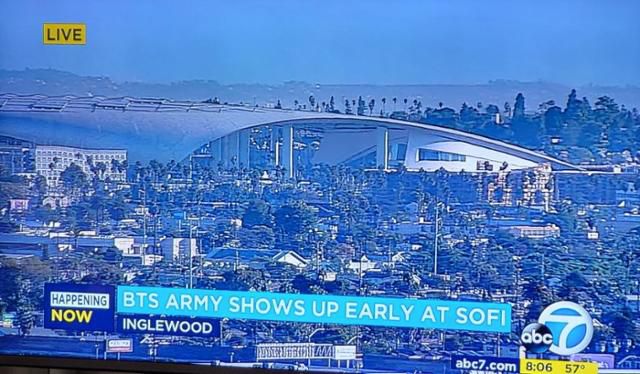 미국 방송 ABC가 27일(현지시간) 미국 로스앤젤레스 소파이 스타디움에서 열린 방탄소년단 공연 소식을 전하고 있다. 방송 캡처