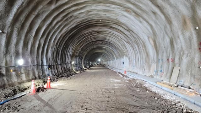 울릉공항 건설 일환으로 시공 중인 사동터널. 8월 관통한 데 이어 내년 4월 개통을 목표로 내부 공사가 한창이다. 경북도 제공