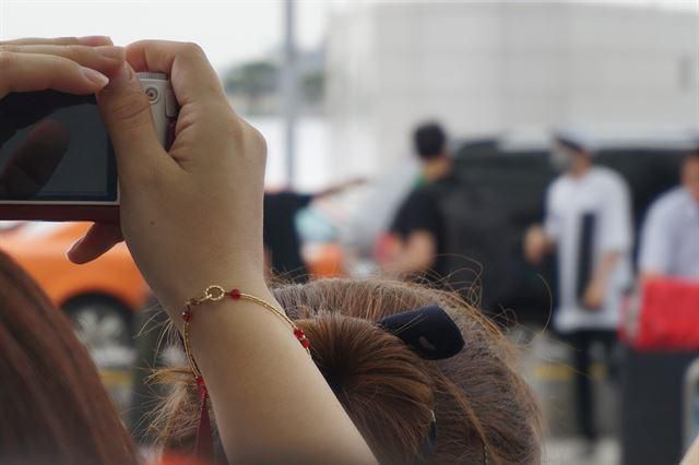 일명 '홈페이지 마스터(홈마)'들이 인천국제공항 출국장에서 해외 공연을 위해 출국하는 유명 남성 아이돌 그룹 사진을 찍고 있다. 사진은 기사 내용과 관련 없음. 한국일보 자료사진