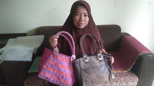 유니타 레스타리 닝시씨가 다 쓴 기저귀로 만든 가방을 보여주고 있다. 몽아베이닷코닷아이디 캡처