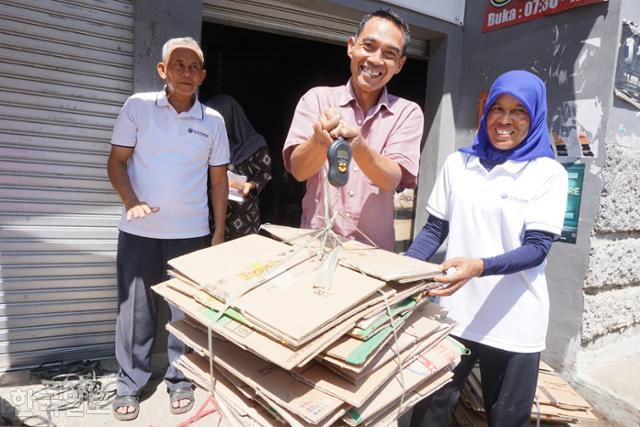 인도네시아 서부자바주 수방의 탄중왕이 마을 쓰레기은행 직원들이 가게에서 모은 종이박스의 무게를 재고 있다. 수방=고찬유 특파원