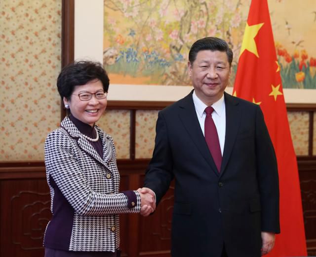 시진핑(오른쪽) 중국 국가주석이 2017년 4월 11일 베이징 중난하이에서 당시 홍콩 행정장관에 당선된 캐리 람을 만나 악수를 나누고 있다. 베이징=AP 연합뉴스