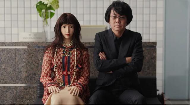일본의 로봇공학자 히로시 이시구로와 그가 만든 안드로이드. 여성 로봇은 젊고 아름답게 만든다. GQ 캡처