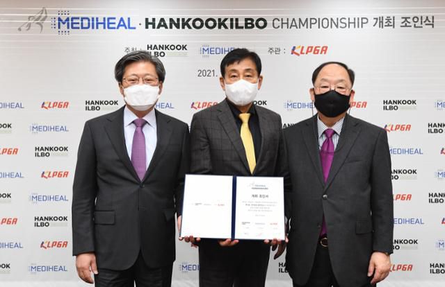 승명호(왼쪽부터) 한국일보 회장과 김정태 KLPGA 회장, 권오섭 엘앤피코스메틱 회장이 31일 오전 서울 강남구 한국여자프로골프협회(KLPGA) 사무국에서 KLPGA 투어 ‘2022 메디힐-한국일보 챔피언십’ 대회 개최 조인식을 하고 있다. 배우한 기자