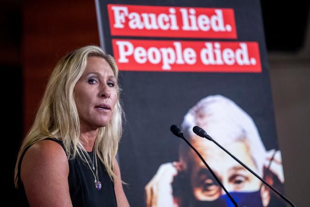 코로나19 백신에 대한 '가짜 뉴스'를 트위터에 게시해 계정 영구 정지 처분을 받은 마조리 타일러 그린 하원의원이 지난해 6월 15일 워싱턴 국회의사당에서 파우치가 거짓말을 하고 있으며 사람들이 죽고 있다는 입간판을 배경으로 기자회견을 하고 있다. 워싱턴=EPA 연합뉴스