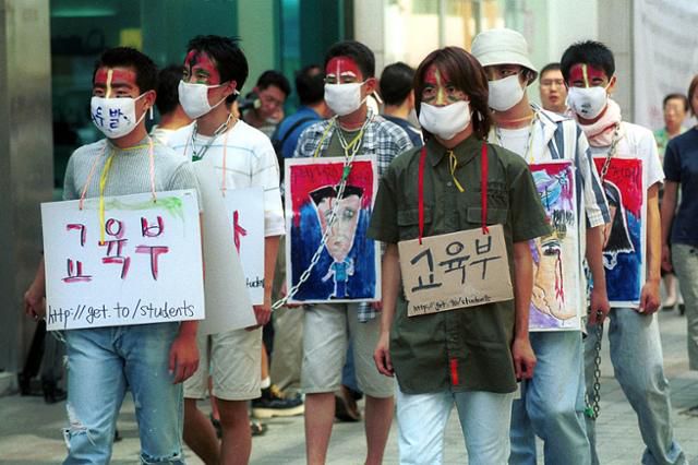 2000년 8월 2일 두발규제에 반대하는 고등학생들이 명동 일대를 돌며 퍼포먼스를 하고 있다. 2000.8.2 한국일보 자료사진