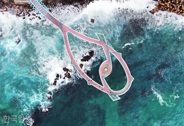 논골마을 아래 바다의 해랑전망대. 도깨비방망이 모양이다.