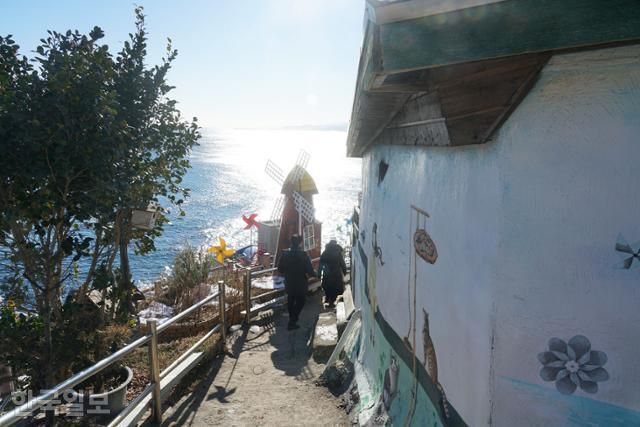 좁은 골목에 담장마다 벽화를 그려 논골담길이라 불린다.