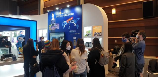 국내외 수출 바이어들이 11일 서울 강남구 코엑스에서 열린 K박람회 내 '김 특별 전시관'을 살펴보고 있다. 해양수산부 제공