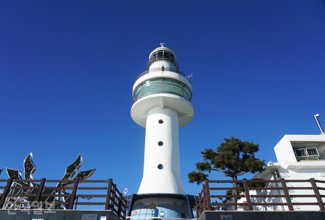 논골담길 꼭대기의 묵호등대. 이곳에서 항구까지 여러 갈래의 골목길이 연결돼 있다.