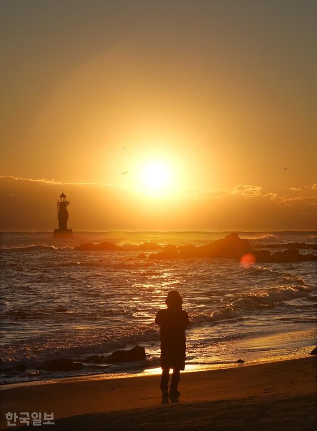 어달해변은 작지만 꽉 찬 해돋이를 볼 수 있는 곳이다.