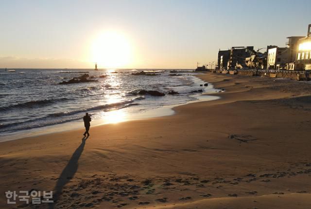 한적한 어촌마을의 감성이 고스란히 녹아 있는 어달해변 일출.