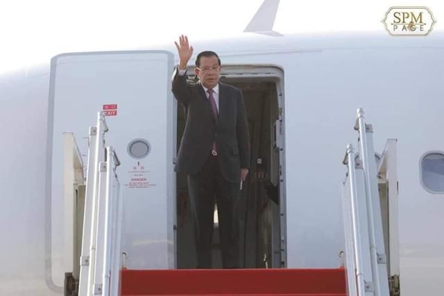 7일 훈센 캄보디아 총리가 미얀마 수도 네피도의 국제공항에 도착해 손을 흔들고 있다. 현지 사회관계망서비스(SNS) 캡처