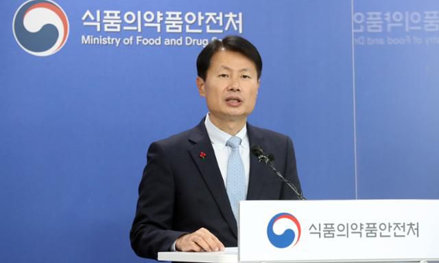 김강립 식품의약품안전처장이 12일 오후 충북 청주 식약처에서 SK바이오사이언스가 제조하는 코로나19 백신 '뉴백소비드프리필드시린지'에 대해 임상시험 최종결과 보고서 등을 제출하는 조건으로 품목허가를 결정했다고 밝히고 있다. 청주=뉴시스