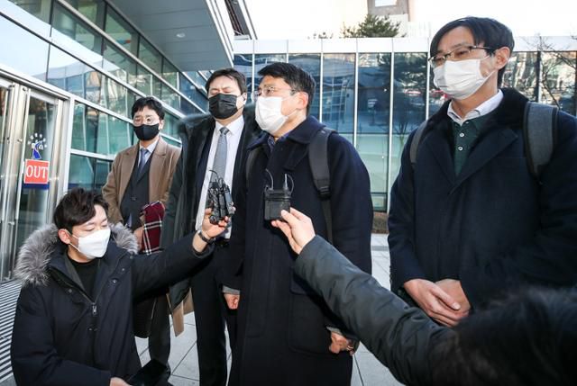 조두형(오른쪽) 영남대 의대 교수와 도태우 변호사 등이 지난 7일 서울 서초구 서울행정법원에 출석하고 있다. 뉴시스