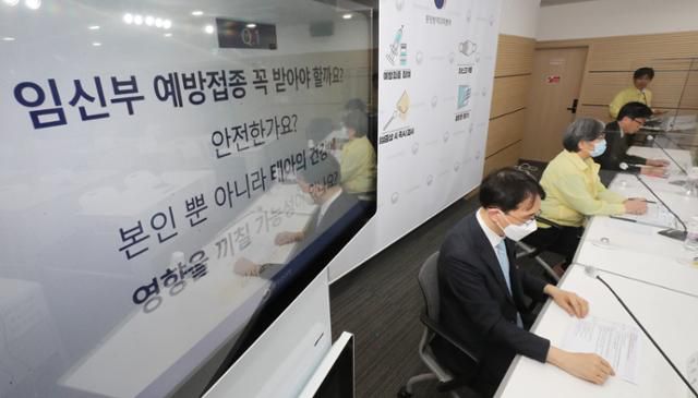 지난해 10월 4일 오후 충북 청주시 질병관리청에서 열린 임신부접종·추가접종(부스터 샷)과 관련한 국민질의 전문가 답변 및 예방접종 기준, 주의사항 등을 설명하는 신종 코로나바이러스 감염증(코로나19) 특집 브리핑에서 정은경 청장을 비롯한 참석자들이 국민소통단의 사전질문을 받고 있다. 왼쪽부터 송준영 교수(고려대학교 의대 감염내과, 대한감염학회), 정은경 청장, 조금준 교수(고려대학교 구로병원, 대한산부인과학회). 연합뉴스