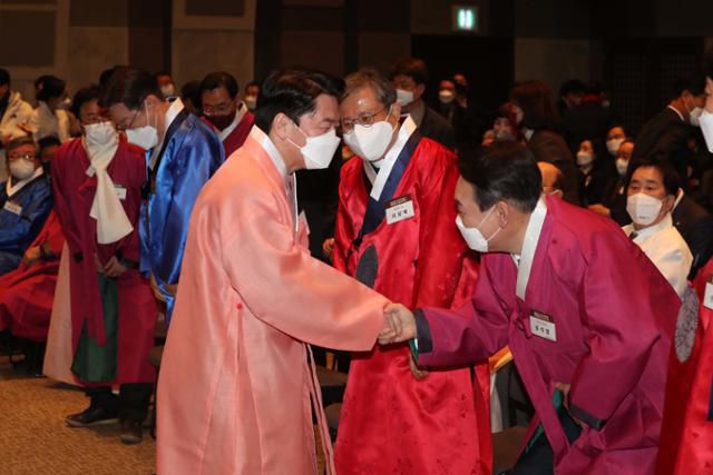 안철수(왼쪽) 국민의당 대선후보와 윤석열(오른쪽) 국민의힘 대선후보가 17일 서울 중구 한국프레스센터에서 열린 재경 대구경북인 신년교례회에 참석해 인사를 나누고 있다. 국회사진취재단