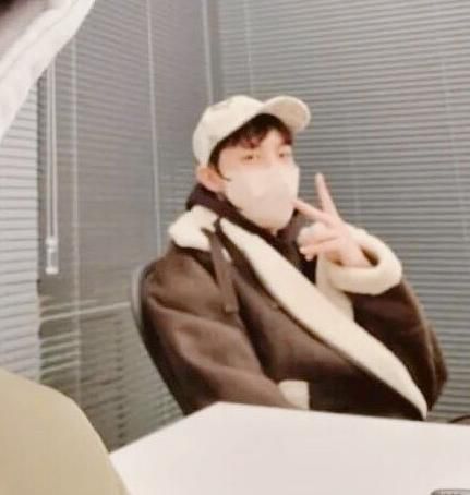 제이홉은 따뜻한 무드의 레더 재킷으로 센스 있는 스타일링을 선보였다. 뷔 SNS